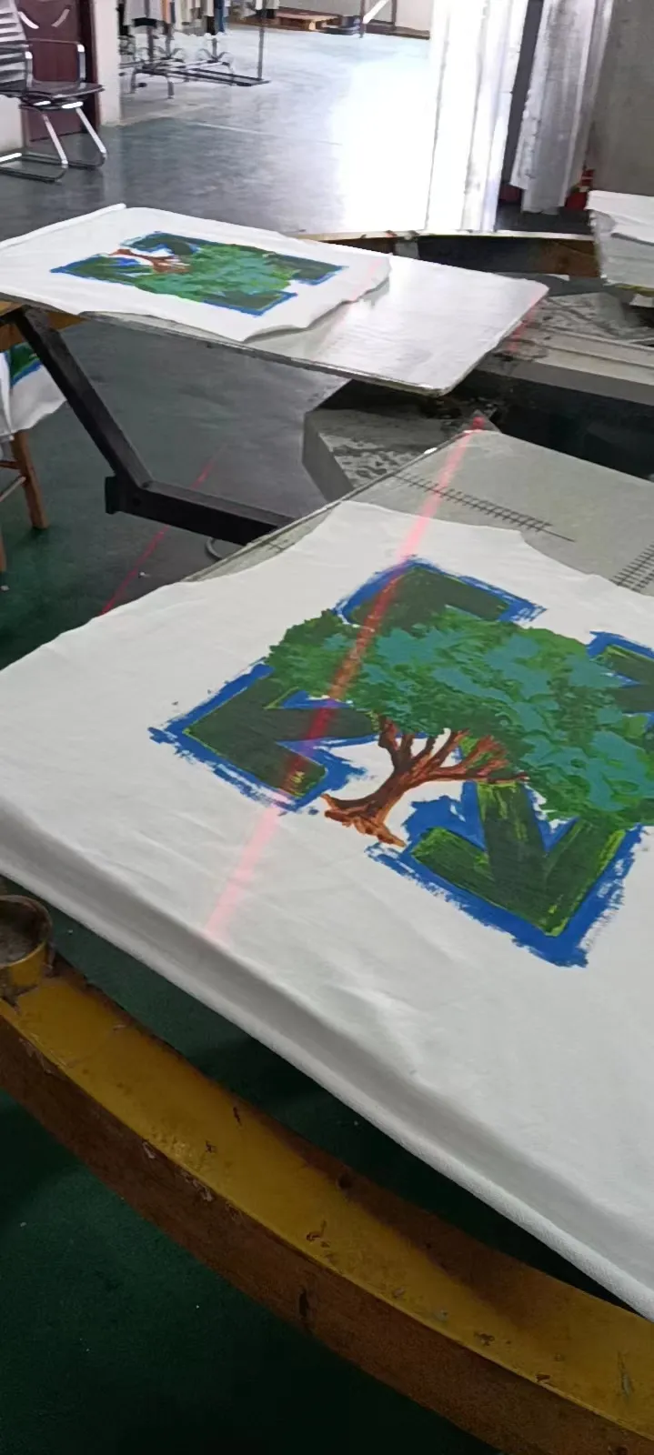 Factory materials; professional level; consistent with the original version - 22SS top tested version environmental protection series OFFWHITE OW world environmental protection green tree graffiti pure cotton loose unisex round neck sweatshirt I won't introduce more about the other ones and go directly to the point. This printed tree is different from the short-sleeved ones. The leaf shape part of the printing is replaced by embroidery. This cannot be seen from the picture level (you will definitely make a mistake when you look at the picture). Many versions on the market directly look at the picture and make the pattern, without worrying about this detail.  The fabric is made of 480g fish scale terry cotton fabric, and the hem is slit. This is the key detail.  The white front chest is the new slogan of the trumpet, and the back is also different. They are all framed by the classic and iconic large warning arrows. The black arrows are lake green, with a few white water-like patterns added; the white ones are sky blue arrows, with a big tree inside with branches and leaves filling the entire pattern. Both pieces are interpretations of traditional retro hand-painted graffiti painting techniques, which fully embody the natural and environmentally friendly atmosphere.  Color: White Size: XS-L P:370